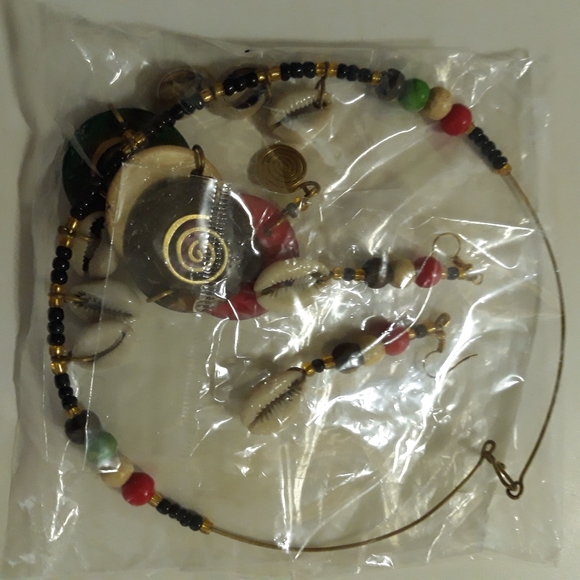 Multi Color Queen Choker & Earring Set - Picture 5 of 5